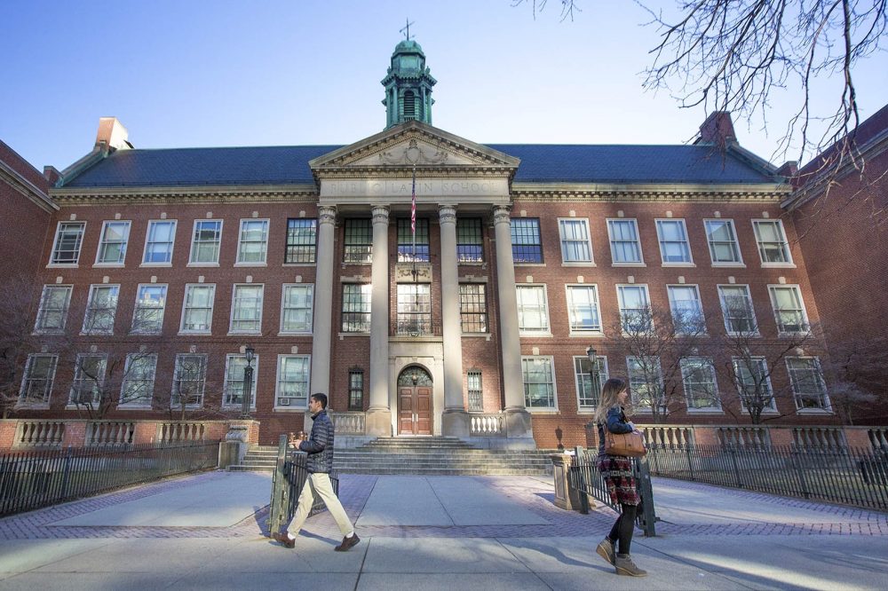 Boston Latin School,bostonaugustana "拉丁指波士顿拉丁学校(boston latin),建于1635年,而哈佛建校在1636